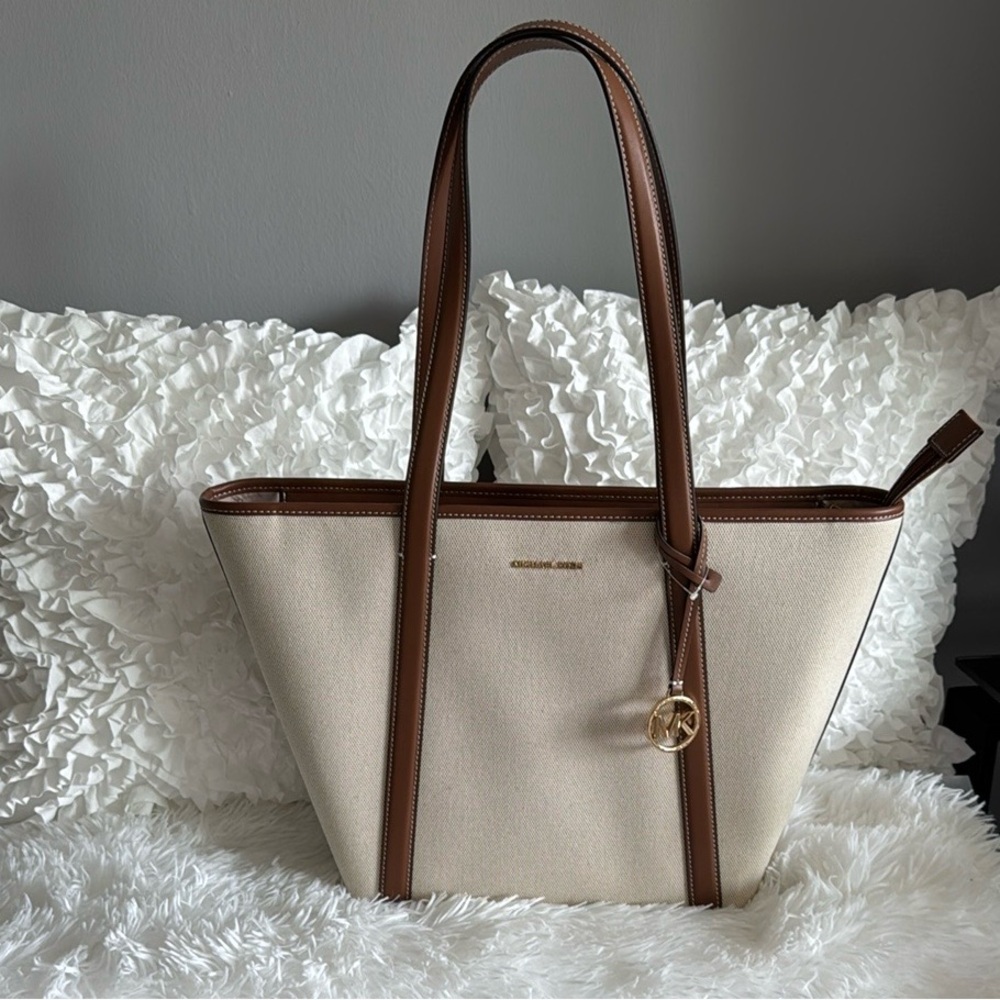 Michael Kors Jet Set Travel Bag/Natural and Brown Sophisticated Design
